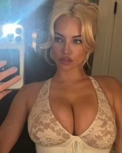 Lindsey Pelas Lindsey Pelas